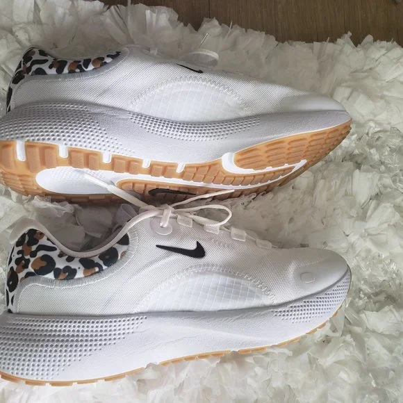 Rand new Nike Women's Running Shoes - Picture 2 of 5